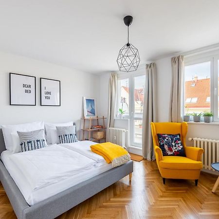 Bright Charming Apt With Terrace, Parking & Airco. Прага Екстериор снимка