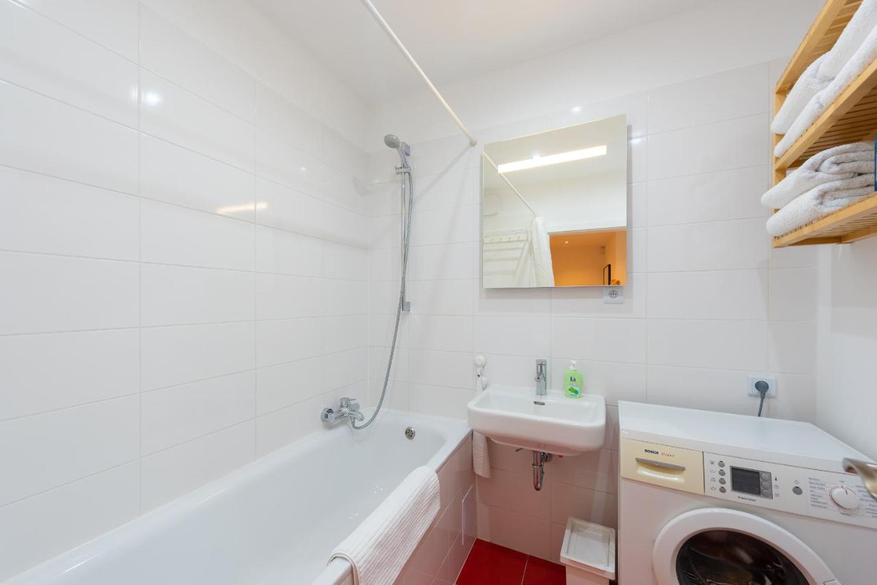 Bright Charming Apt With Terrace, Parking & Airco. Прага Екстериор снимка