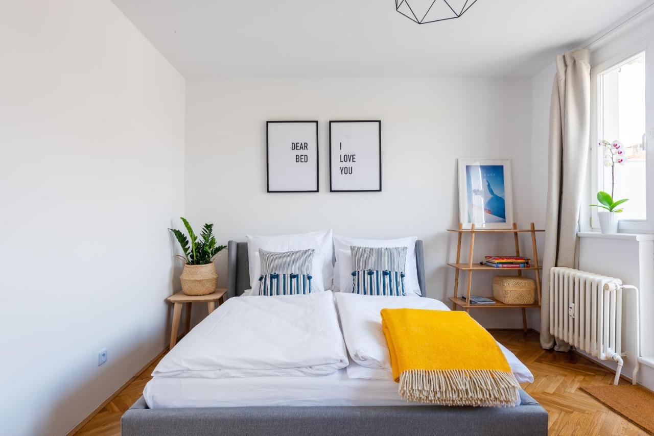 Bright Charming Apt With Terrace, Parking & Airco. Прага Екстериор снимка