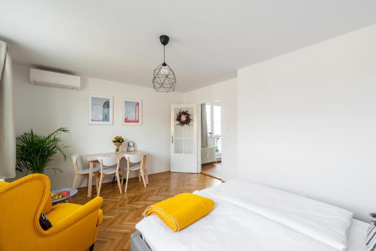 Bright Charming Apt With Terrace, Parking & Airco. Прага Екстериор снимка