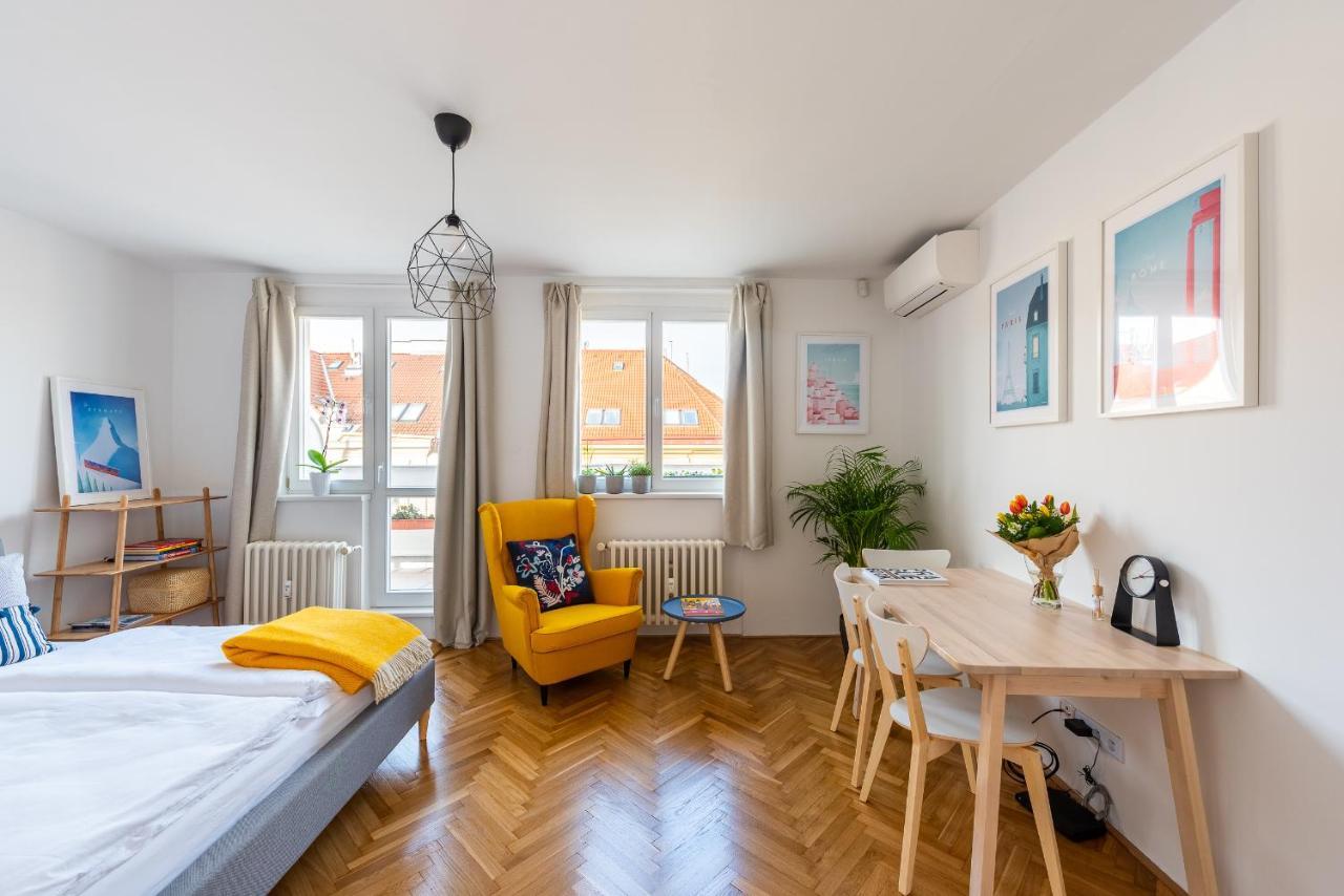 Bright Charming Apt With Terrace, Parking & Airco. Прага Екстериор снимка